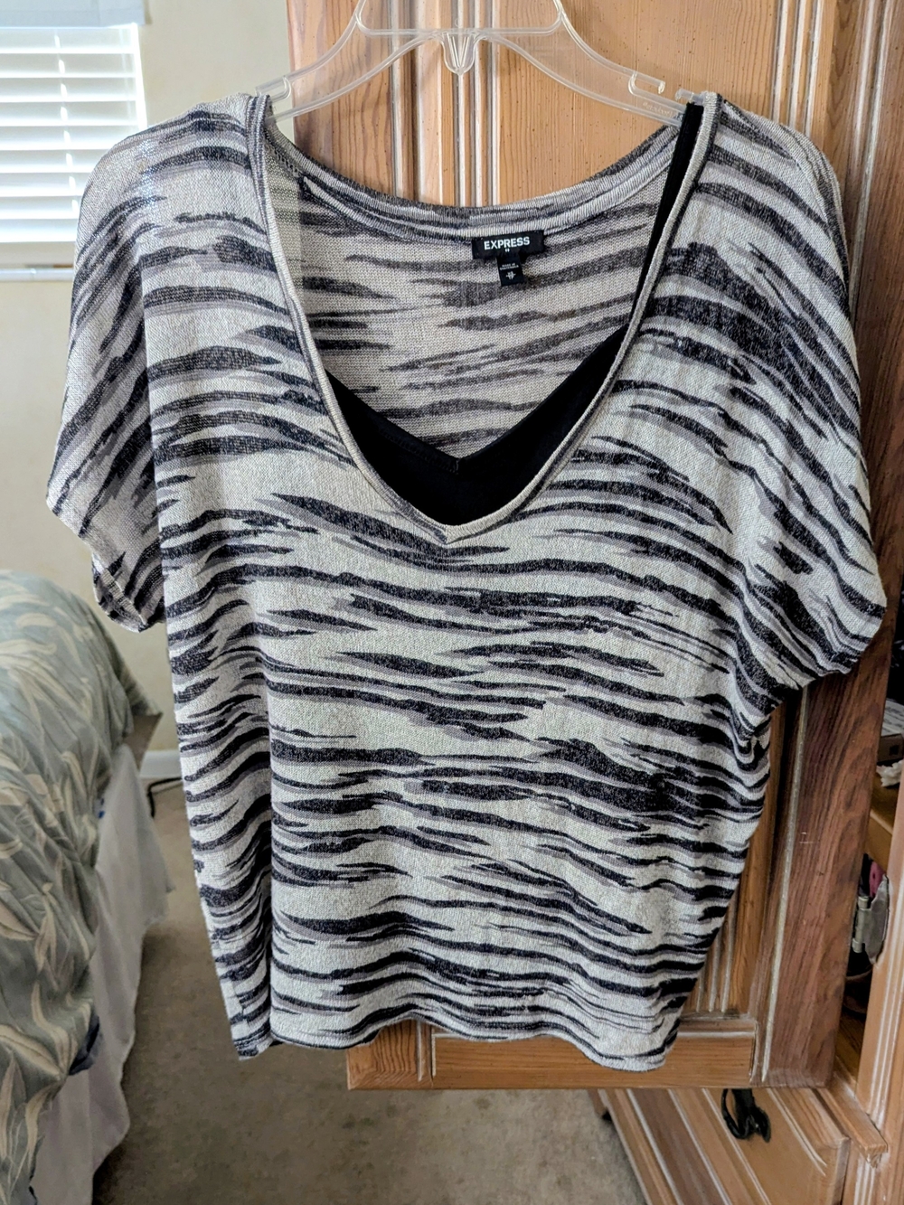 Express Black & White Zebra-Stripe V-Neck Short Sleeve Top